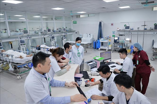 Bảo đảm thực hiện thường trực 4 cấp, 24/24 giờ: trực lãnh đạo, xử lý thông tin đường dây nóng; trực chuyên môn; trực hành chính - hậu cần và trực bảo vệ - tự vệ. Niêm yết danh sách cán bộ trực tại các khoa, phòng. Ảnh: Minh Quyết - TTXVN