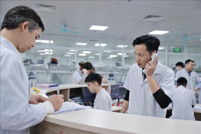 Bảo đảm thực hiện thường trực 4 cấp, 24/24 giờ: trực lãnh đạo, xử lý thông tin đường dây nóng; trực chuyên môn; trực hành chính - hậu cần và trực bảo vệ - tự vệ. Niêm yết danh sách cán bộ trực tại các khoa, phòng. Ảnh: Minh Quyết - TTXVN