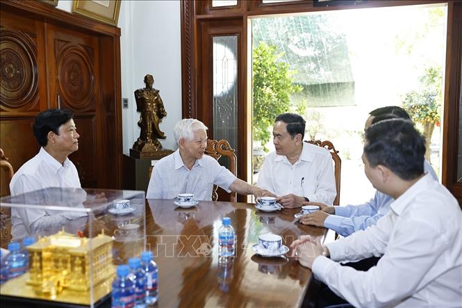  Chủ tịch Quốc hội Trần Thanh Mẫn tới thăm, chúc Tết nguyên Chủ tịch nước Nguyễn Minh Triết. Ảnh: Doãn Tấn - TTXVN