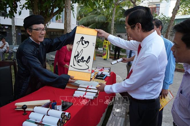 Viết thư pháp Xuân Bính Ngọ 2026 tại Hội báo. Ảnh: Lê Huy Hải - TTXVN