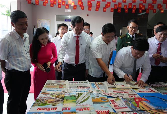 Các đại biểu tham quan trưng bày ấn phẩm báo chí. Ảnh: Lê Huy Hải - TTXVN