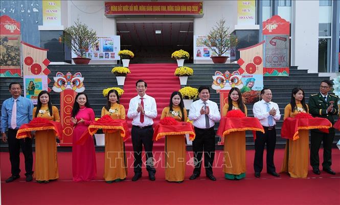 Các đại biểu thực hiện nghi thức khai mạc Hội báo Xuân Bính Ngọ 2026. Ảnh: Lê Huy Hải - TTXVN