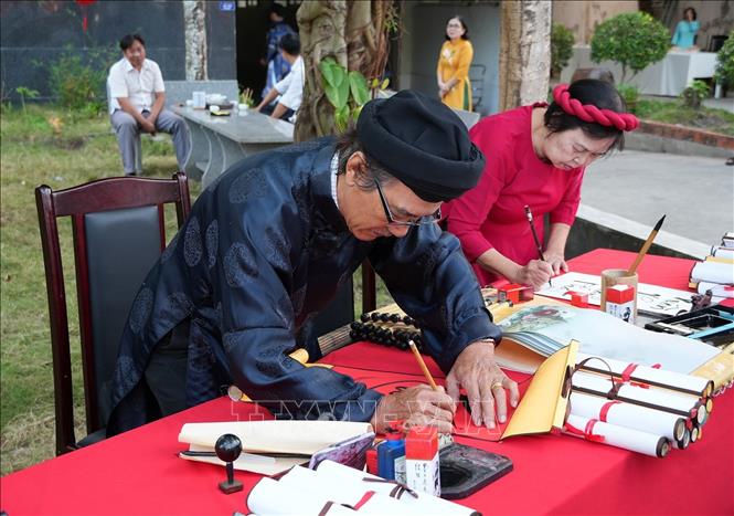 Viết thư pháp Xuân Bính Ngọ 2026 tại Hội báo. Ảnh: Lê Huy Hải - TTXVN