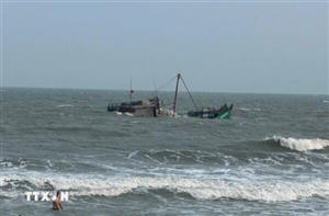 Nghệ An: Cứu sống ba ngư dân chìm tàu ngoài khơi biển Cửa Lò
