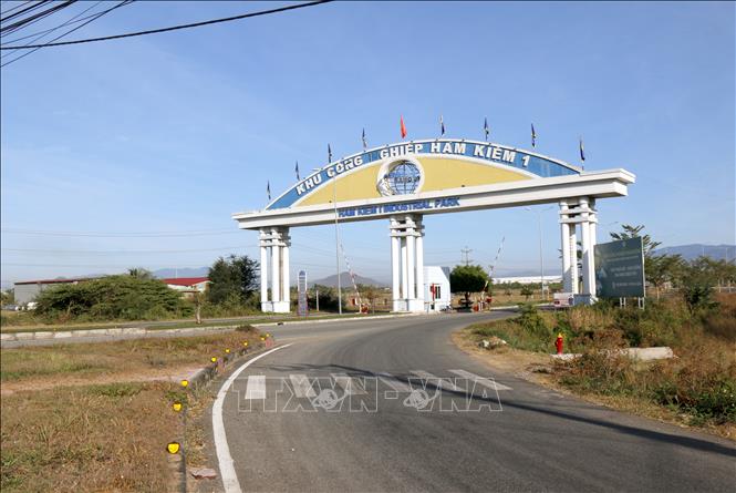 Khu công nghiệp Hàm Kiệm I (xã Hàm Kiệm) với diện tích 132 ha với tổng vốn đầu tư 300 tỷ đồng, tỷ lệ lấp đầy đạt 60%. Ảnh: Nguyễn Thanh - TTXVN