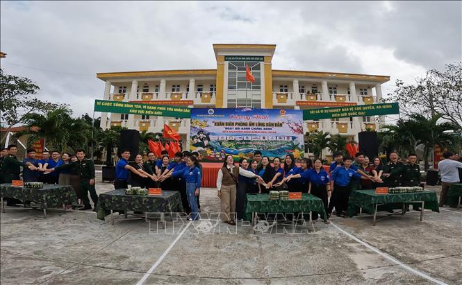 Chung tay gói bánh chưng xanh tặng cho người dân đặc khu Lý Sơn. Ảnh: TTXVN phát