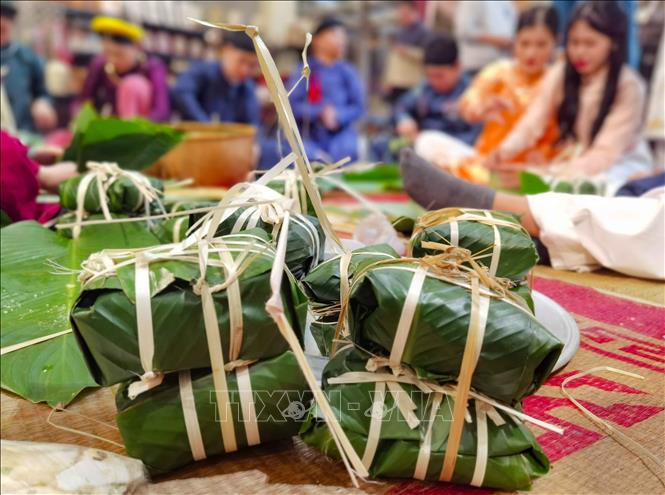 Bánh chưng vuông, bánh tét dài mang đậm bản sắc ẩm thực ngày Tết của người Việt. Ảnh: Thanh Tùng – TTXVN