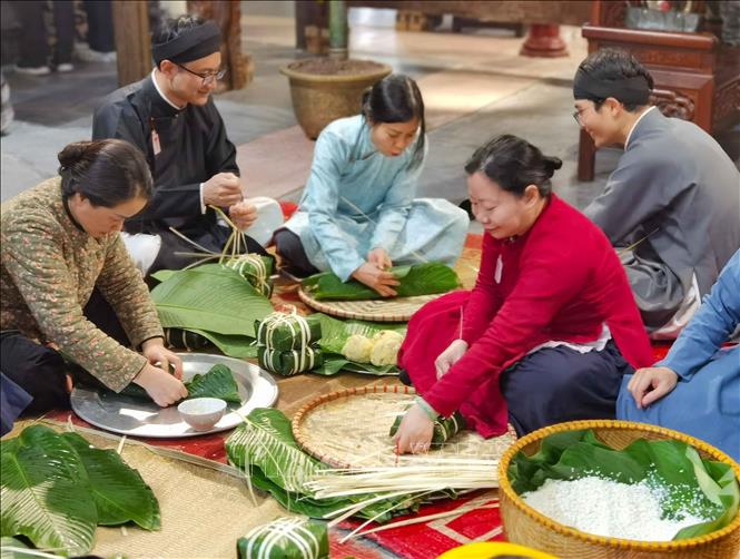 Mỗi dịp Tết đến Xuân về, như truyền thống xưa, những người Hà Nội trong gia đình cùng bên nhau gói bánh chưng. Ảnh: Thanh Tùng – TTXVN
