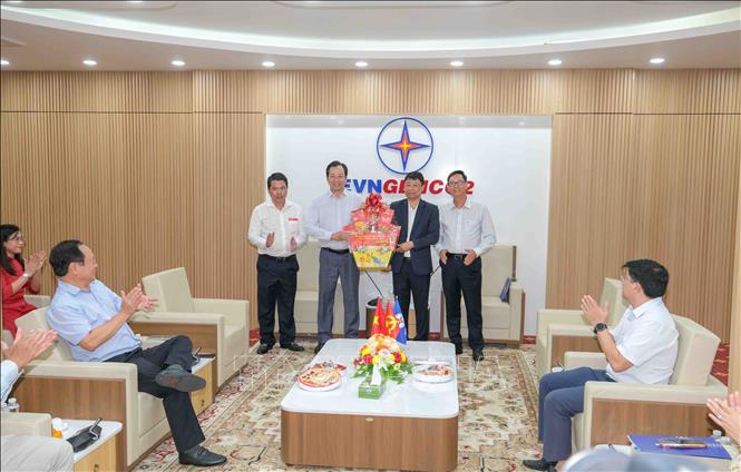 Phó Chủ tịch UBND thành phố Cần Thơ Vương Quốc Nam tặng quà Tết cho lãnh đạo Tổng Công ty Phát điện 2 (EVNGENCO2). Ảnh: Thanh Liêm - TTXVN