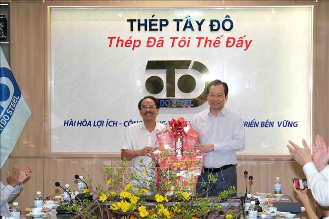 Phó Chủ tịch UBND thành phố Cần Thơ Vương Quốc Nam tặng quà Tết cho lãnh đạo Công ty TNHH Thép Tây Đô. Ảnh: Thanh Liêm - TTXVN