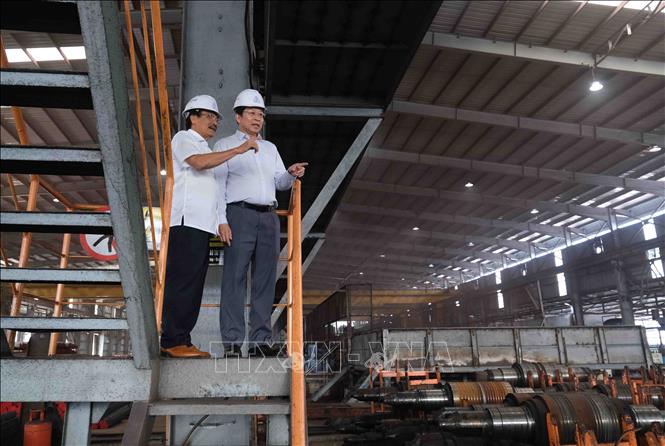Phó Chủ tịch UBND thành phố Cần Thơ Vương Quốc Nam (phải) tham quan nhà máy sản xuất thép của Công ty TNHH Thép Tây Đô. Ảnh: Thanh Liêm - TTXVN