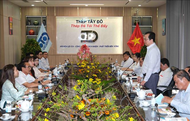 Phó Chủ tịch UBND thành phố Cần Thơ Vương Quốc Nam phát biểu tại buổi thăm Công ty TNHH Thép Tây Đô. Ảnh: Thanh Liêm - TTXVN