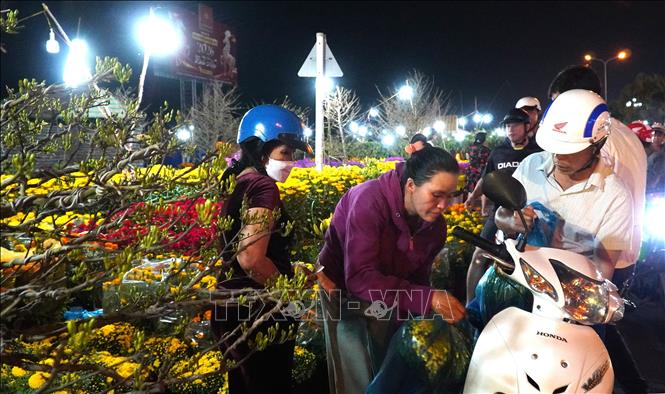 Người dân mua hoa tết tại chợ hoa Quảng trường Trần Quang Khải, Rạch Giá, An Giang. Ảnh: Văn Sĩ - TTXVN       