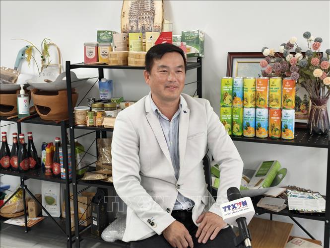 Ông Nguyễn Thanh Bình, CEO của Công ty KQ Trading, Chủ tịch Hội Logistics và Đầu tư Việt Nam – Australia trả lời phỏng vấn TTXVN. Ảnh: Trung Trang-PV TTXVN tại Australia