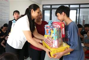 Mang Xuân yêu thương đến với công nhân lao động, trẻ em khuyết tật