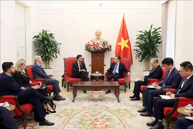 Bộ trưởng Bộ Ngoại giao Lê Hoài Trung tiếp Bộ trưởng Bộ Thương mại Quốc tế Canada Maninder Sidhu. Ảnh: An Đăng - TTXVN