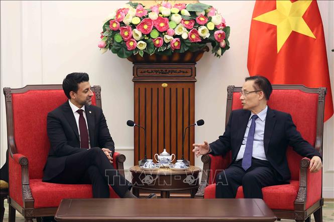 Bộ trưởng Bộ Ngoại giao Lê Hoài Trung tiếp Bộ trưởng Bộ Thương mại Quốc tế Canada Maninder Sidhu. Ảnh: An Đăng - TTXVN