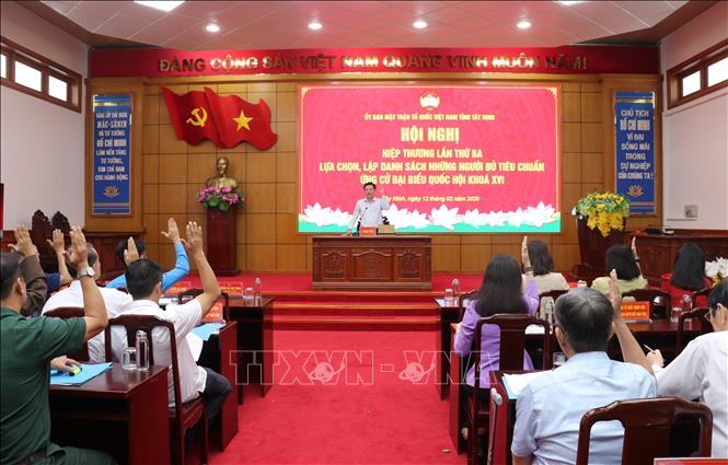 Các đại biểu biểu quyết thống nhất danh sách người ứng cử đại biểu Quốc hội khóa XVI. Ảnh: Bùi Giang - TTXVN