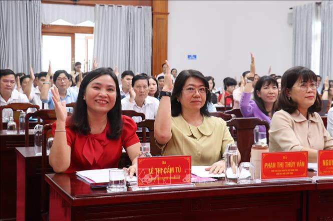 Các đại biểu biểu quyết thống nhất danh sách người ứng cử đại biểu HĐND tỉnh Tây Ninh nhiệm kỳ 2026-2031. Ảnh: Bùi Giang - TTXVN