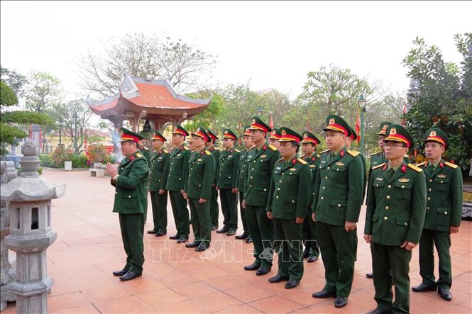 Đại tá Trương Như Ý, Phó Chính ủy Bộ Chỉ huy Quân sự tỉnh cùng các đồng chí trong đoàn đến đặt hoa, dâng hương tại Đền thờ Bác Hồ và các Anh hùng liệt sĩ (phường Đồng Hới, tỉnh Quảng Trị). Ảnh: TTXVN phát