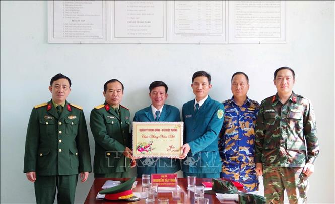Đại tá Nguyễn Tài Tình, Phó Chỉ huy trưởng - Tham mưu trưởng Bộ CHQS tỉnh Quảng Trị thăm, tặng quà và chúc Tết Hải đội Dân quân thường trực tỉnh Quảng Trị. Ảnh: TTXVN phát