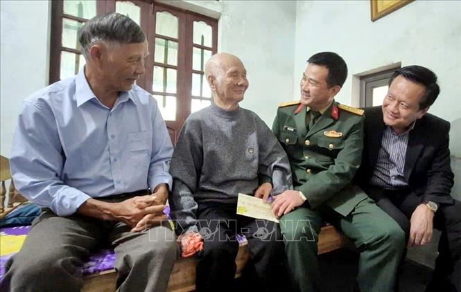 Đại tá Đoàn Sinh Hoà, Chỉ huy trưởng Bộ Chỉ huy Quân sự tỉnh Quảng Trị tặng quà, chúc Tết  Anh hùng Lực lượng vũ trang nhân dân, các gia đình chính sách, người có công với cách mạng trên địa bàn tỉnh. Ảnh: TTXVN phát