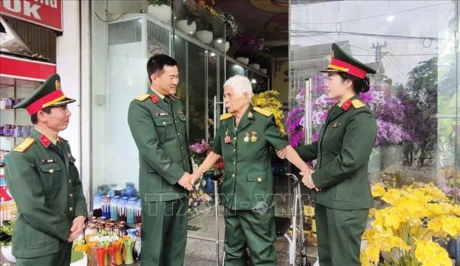 Đại tá Đoàn Sinh Hoà, Chỉ huy trưởng Bộ Chỉ huy Quân sự tỉnh Quảng Trị tặng quà, chúc Tết  Anh hùng Lực lượng vũ trang nhân dân, các gia đình chính sách, người có công với cách mạng trên địa bàn tỉnh. Ảnh: TTXVN phát