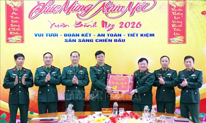 Đại tá Trương Như Ý, Phó Chính ủy Bộ Chỉ huy Quân sự tỉnh Quảng Trị thăm, tặng quà và chúc Tết Ban Chỉ huy Phòng thủ khu vực 2 - Quảng Ninh. Ảnh: TTXVN phát