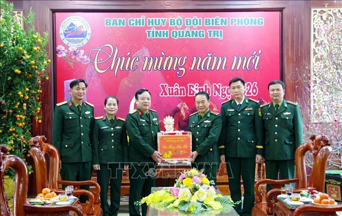 Đại tá Lê Hồng Việt, Chính ủy Bộ CHQS tỉnh Quảng Trị đến thăm, tặng quà và chúc Tết Ban Chỉ huy Bộ đội Biên phòng tỉnh. Ảnh: TTXVN phát