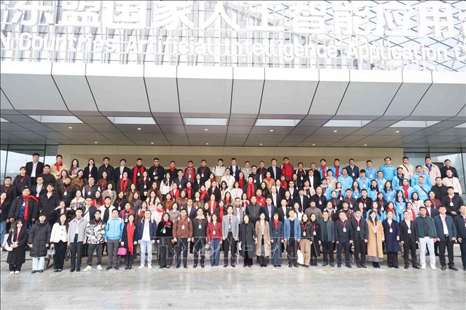 Đoàn đại biểu thanh niên 5 tỉnh, thành phố của Việt Nam tham quan Trung tâm Hợp tác Ứng dụng Trí tuệ Nhân tạo Trung Quốc – ASEAN. Ảnh: Quang Hưng-PV TTXVN tại Trung Quốc