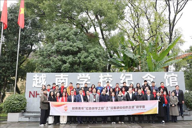 Đoàn đại biểu thanh niên 5 tỉnh, thành phố của Việt Nam tham quan Nhà kỷ niệm các Trường học Việt Nam tại Nam Ninh, Quảng Tây. Ảnh: Quang Hưng-PV TTXVN tại Trung Quốc