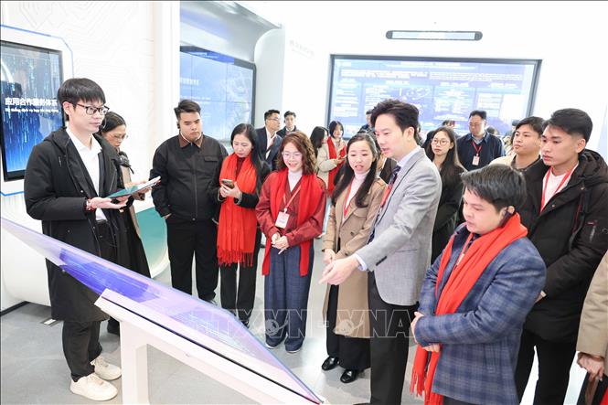 Đoàn đại biểu thanh niên 5 tỉnh, thành phố của Việt Nam tham quan Trung tâm Hợp tác Ứng dụng Trí tuệ Nhân tạo Trung Quốc – ASEAN. Ảnh: Quang Hưng-PV TTXVN tại Trung Quốc