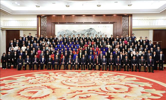 Đoàn đại biểu thanh niên 5 tỉnh, thành phố của Việt Nam chụp ảnh chung cùng Bí thư 5 tỉnh, thành phố của Việt Nam và Bí thư Khu ủy Khu tự trị dân tộc Choang Quảng Tây nhân dịp Hội nghị Gặp gỡ đầu Xuân 2026 giữa Bí thư 5 tỉnh, thành phố Việt Nam và Quảng Tây tổ chức tại Nam Ninh ngày 11/2. Ảnh: Quang Hưng-PV TTXVN tại Trung Quốc