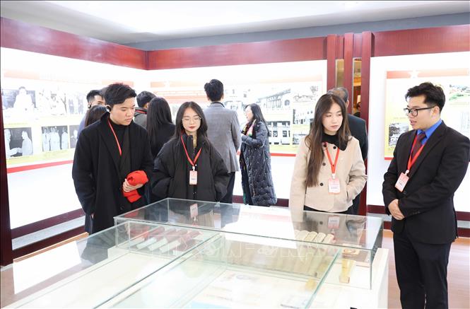 Đoàn đại biểu thanh niên 5 tỉnh, thành phố của Việt Nam tham quan Nhà kỷ niệm các Trường học Việt Nam tại Nam Ninh, Quảng Tây. Ảnh: Quang Hưng-PV TTXVN tại Trung Quốc