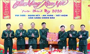 Thăm, chúc Tết các gia đình chính sách, cán bộ, chiến sĩ và các phóng viên