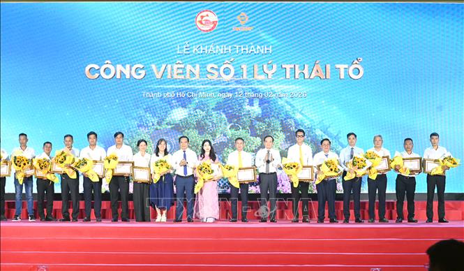 Bí thư Thành ủy TP. Hồ Chí Minh Trần Lưu Quang tặng hoa chúc mừng các đơn vị thi công công trình Công viên số 1 Lý Thái Tổ (phường Vườn Lài, Thành phố Hồ Chí Minh). Ảnh: Thanh Vũ-TTXVN