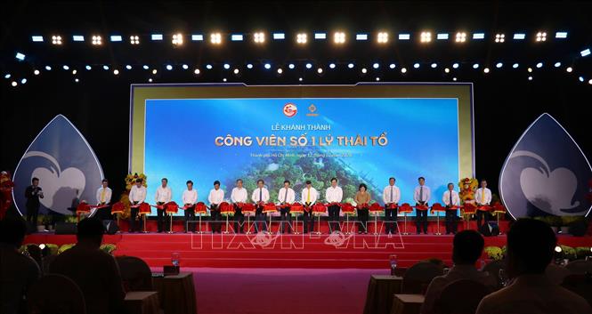 Bí thư Thành ủy TP. Hồ Chí Minh Trần Lưu Quang cùng các đại bểu thực hiện nghi thức cắt băng khánh thành Công viên số 1 Lý Thái Tổ (phường Vườn Lài, Thành phố Hồ Chí Minh). Ảnh: Thanh Vũ-TTXVN