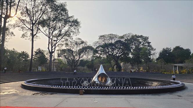 Tượng đài Giọt nước trong Công viên số 1 Lý Thái Tổ. Ảnh: Thanh Vũ-TTXVN