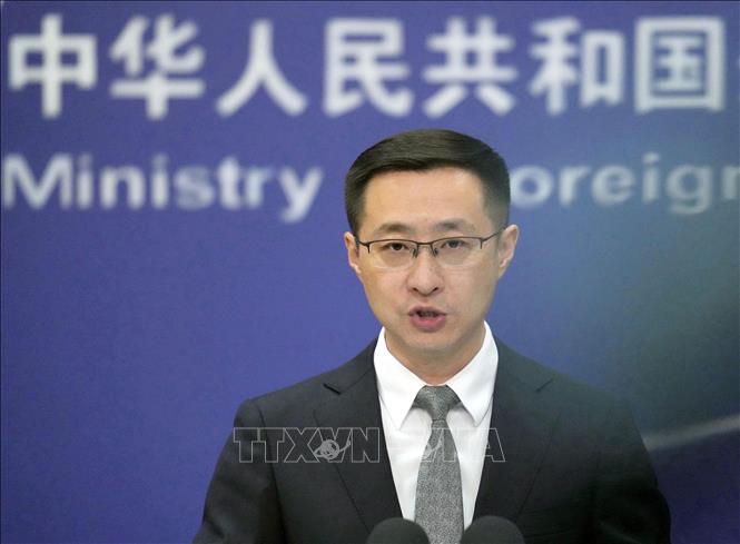 Người phát ngôn Bộ Ngoại giao Trung Quốc Lâm Kiếm trong cuộc họp báo tại Bắc Kinh. Ảnh: Kyodo/TTXVN