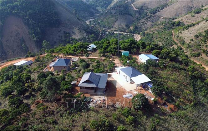 Do bị ảnh hưởng, thiệt hại, cuốn trôi hoàn toàn nhà cửa trong đợt lũ quét cuối tháng 7, đầu tháng 8/2025, một số hộ gia đình tại bản Nậm Pù, xã Huổi Một, tỉnh Sơn La được hỗ trợ kinh phí nên đã đầu tư thêm để xây dựng mới, sửa chữa nhà cửa kiên cố hơn. Ảnh: Quang Quyết - TTXVN