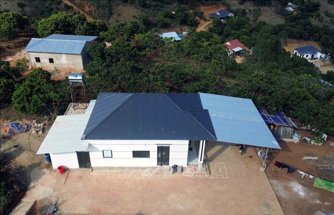 Do bị cuốn trôi hoàn toàn nhà cửa trong đợt lũ quét cuối tháng 7, đầu tháng 8/2025, gia đình chị Lò Thị Thơi, bản Nậm Pù, xã Huổi Một, tỉnh Sơn La được hỗ trợ 100 triệu đồng nên đã đầu tư thêm để xây dựng căn nhà mới kiên cố. Ảnh: Quang Quyết - TTXVN