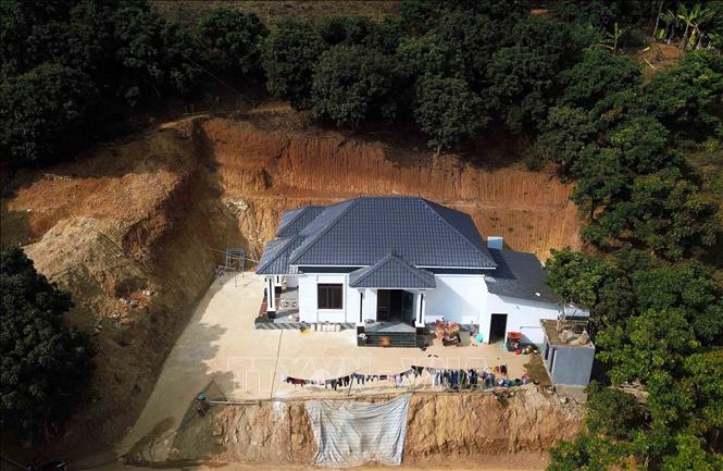 Do bị cuốn trôi hoàn toàn nhà cửa trong đợt lũ quét cuối tháng 7, đầu tháng 8/2025, gia đình anh Quàng Văn Thơm, bản Nậm Pù, xã Huổi Một, tỉnh Sơn La được hỗ trợ 100 triệu đồng nên đã đầu tư thêm để xây dựng căn nhà mới kiên cố. Ảnh: Quang Quyết - TTXVN