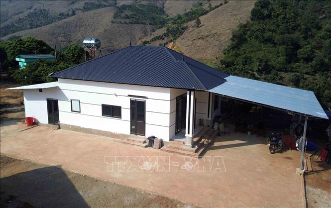 Do bị cuốn trôi hoàn toàn nhà cửa trong đợt lũ quét cuối tháng 7, đầu tháng 8/2025, gia đình chị Lò Thị Thơi, bản Nậm Pù, xã Huổi Một, tỉnh Sơn La được hỗ trợ 100 triệu đồng nên đã đầu tư thêm để xây dựng căn nhà mới kiên cố. Ảnh: Quang Quyết - TTXVN