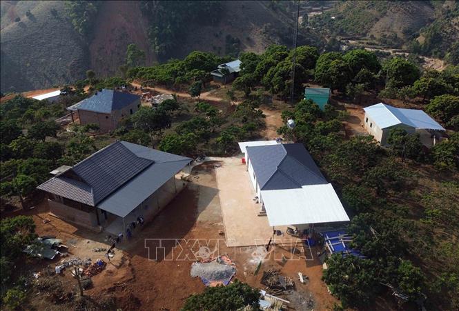 Do bị ảnh hưởng, thiệt hại, cuốn trôi hoàn toàn nhà cửa trong đợt lũ quét cuối tháng 7, đầu tháng 8/2025, một số hộ gia đình tại, bản Nậm Pù, xã Huổi Một, tỉnh Sơn La được hỗ trợ kinh phí nên đã đầu tư thêm để xây dựng mới, sửa chữa nhà cửa kiên cố hơn. Ảnh: Quang Quyết - TTXVN