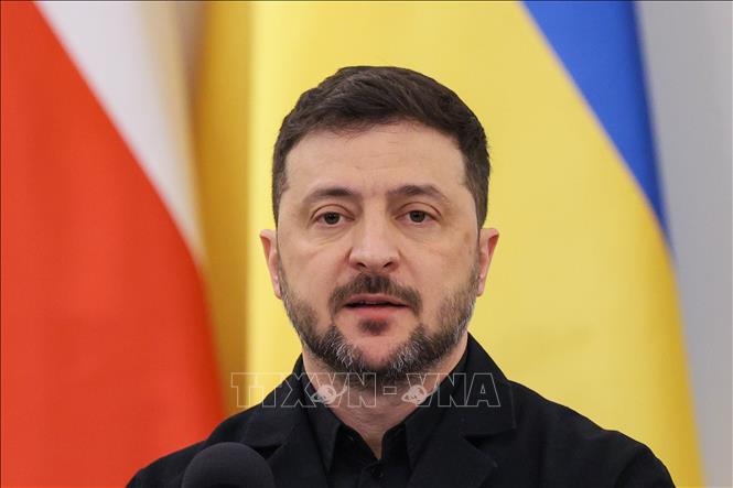 Tổng thống Ukraine Volodymyr Zelensky trong cuộc họp báo khi đang ở thăm Warsaw, ngày 19/12/2025. Ảnh: PAP/TTXVN