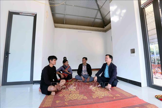 Cán bộ phòng Kinh tế xã Huổi Một và Trưởng bản Nậm Pù đến thăm gia đình chị Lò Thị Thơi, một trong những hộ dân bị lũ quét, cuốn trôi hoàn toàn nhà cửa vào cuối tháng 7, đầu tháng 8/2025. Ảnh: Quang Quyết - TTXVN