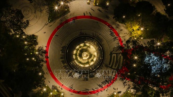 Công viên được xây dựng trên thửa đất hình tam giác và các nhà thiết kế đã khéo léo bo mềm các cạnh khu đất, đặt ở trung tâm công viên một quảng trường hình tròn rộng 1.800 m2. Ảnh: TTXVN phát