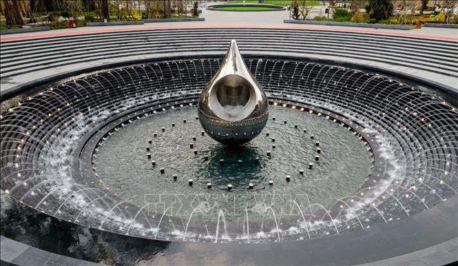 Tượng đài Giọt nước trong Công viên số 1 Lý Thái Tổ. Ảnh: Thanh Vũ-TTXVN