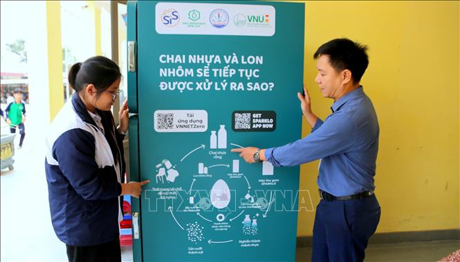 Thầy Nguyễn Văn Tuân, Giáo viên môn Hóa học, Trường THPT Mạc Đĩnh Chi chia sẻ với học sinh cách thức xử lý rác tái chế được áp dụng hiện nay. Ảnh: Minh Thu - TTXVN