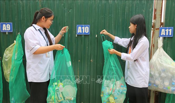 Em Tạ Thanh Hương (bên phải) và em Phạm Diệu Triệu Vy, Trường THPT Mạc Đĩnh Chi là những học sinh xuất sắc trong phong trào xây dựng trường học sinh thái. Ảnh: Minh Thu - TTXVN